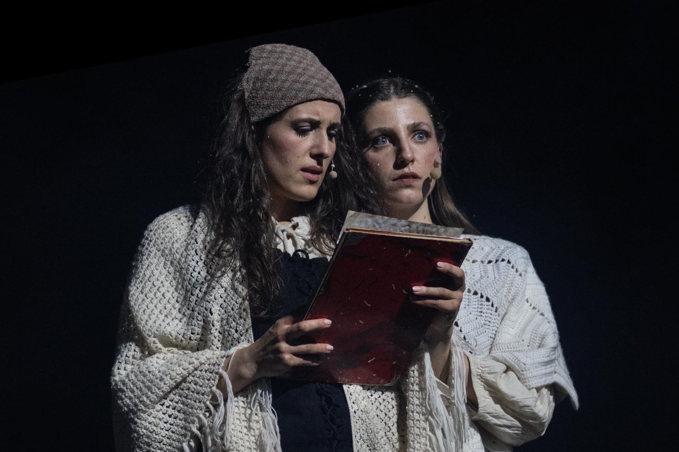 Due personaggi leggono il libro rosso